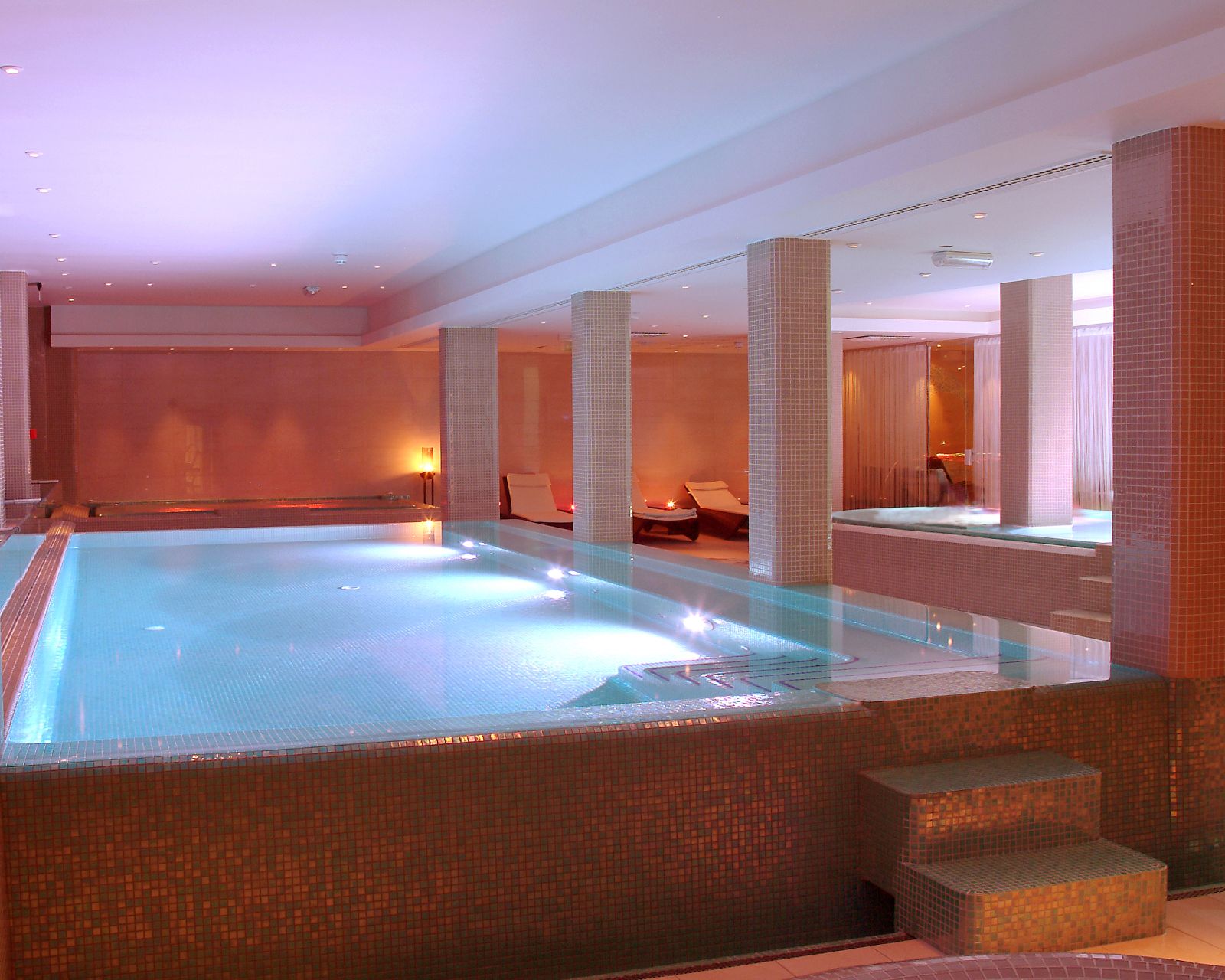 плавательный бассейн